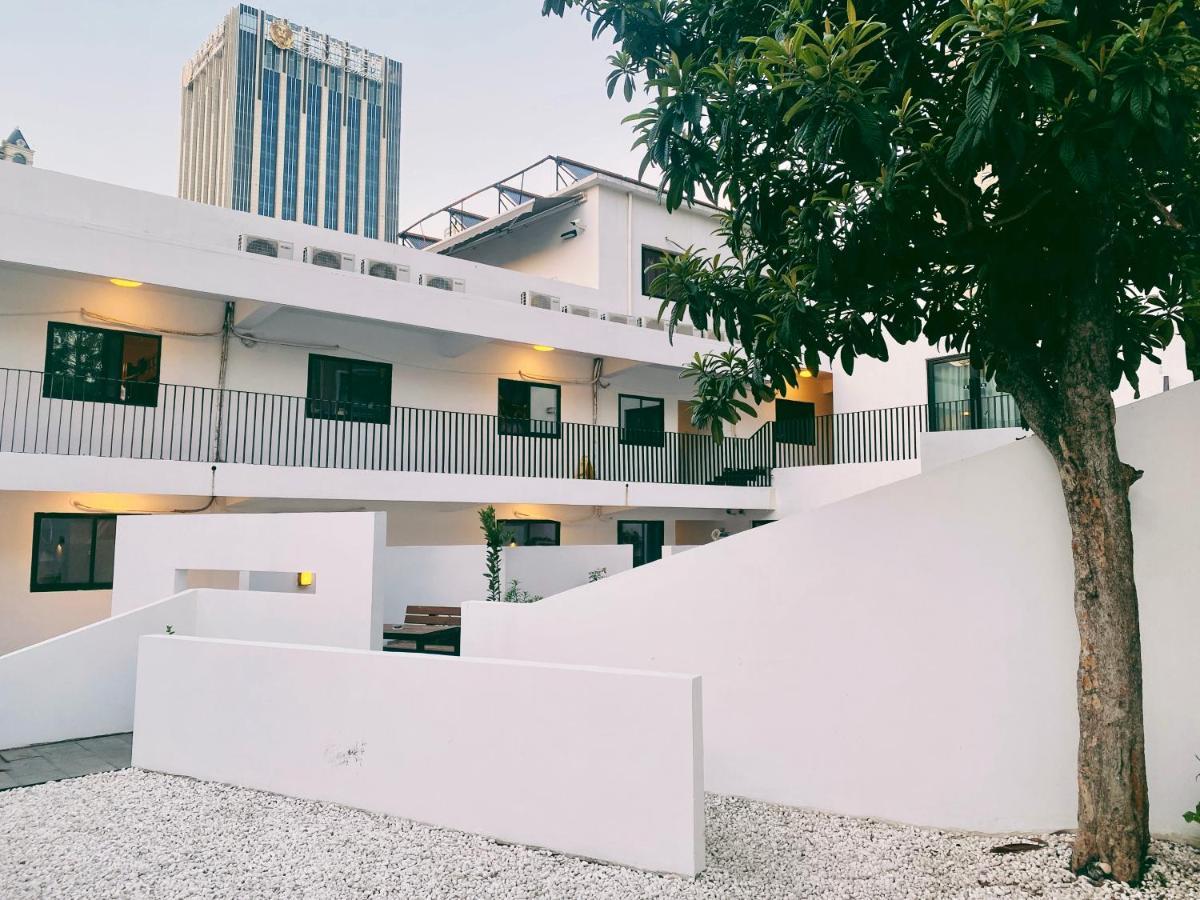 Hidden Garden International Youth -near Oriental Pearl &lujiazui -garden Social Area -bar -cafe -free Laundry Luggage Storage -24h Front Desk -english Service