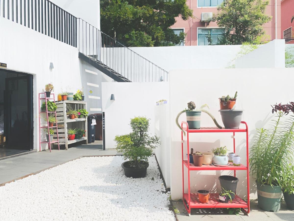 Hidden Garden International Youth -near Oriental Pearl &lujiazui -garden Social Area -bar -cafe -free Laundry Luggage Storage -24h Front Desk -english Service Hostel
