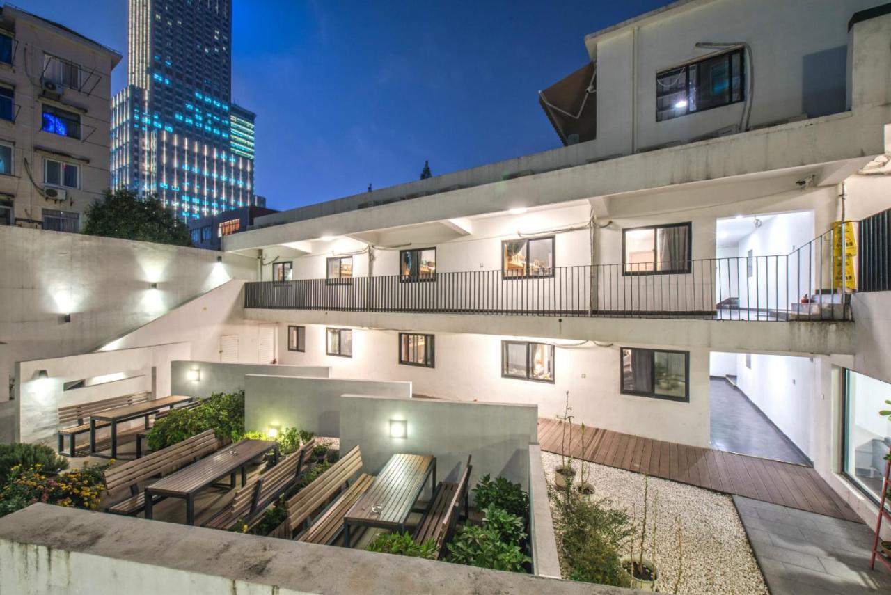 Hidden Garden International Youth -near Oriental Pearl &lujiazui -garden Social Area -bar -cafe -free Laundry Luggage Storage -24h Front Desk -english Service * Shanghai