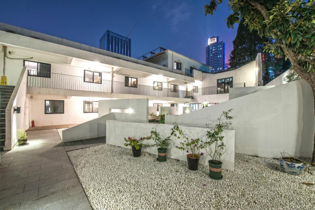 Hostel Hidden Garden International Youth -near Oriental Pearl &lujiazui -garden Social Area -bar -cafe -free Laundry Luggage Storage -24h Front Desk -english Service *