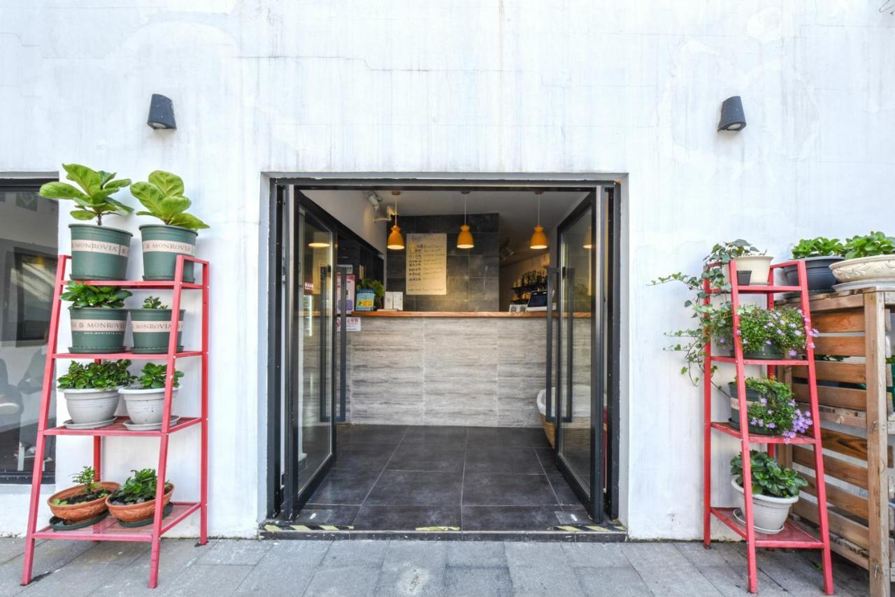 Hostel Hidden Garden International Youth -near Oriental Pearl &lujiazui -garden Social Area -bar -cafe -free Laundry Luggage Storage -24h Front Desk -english Service