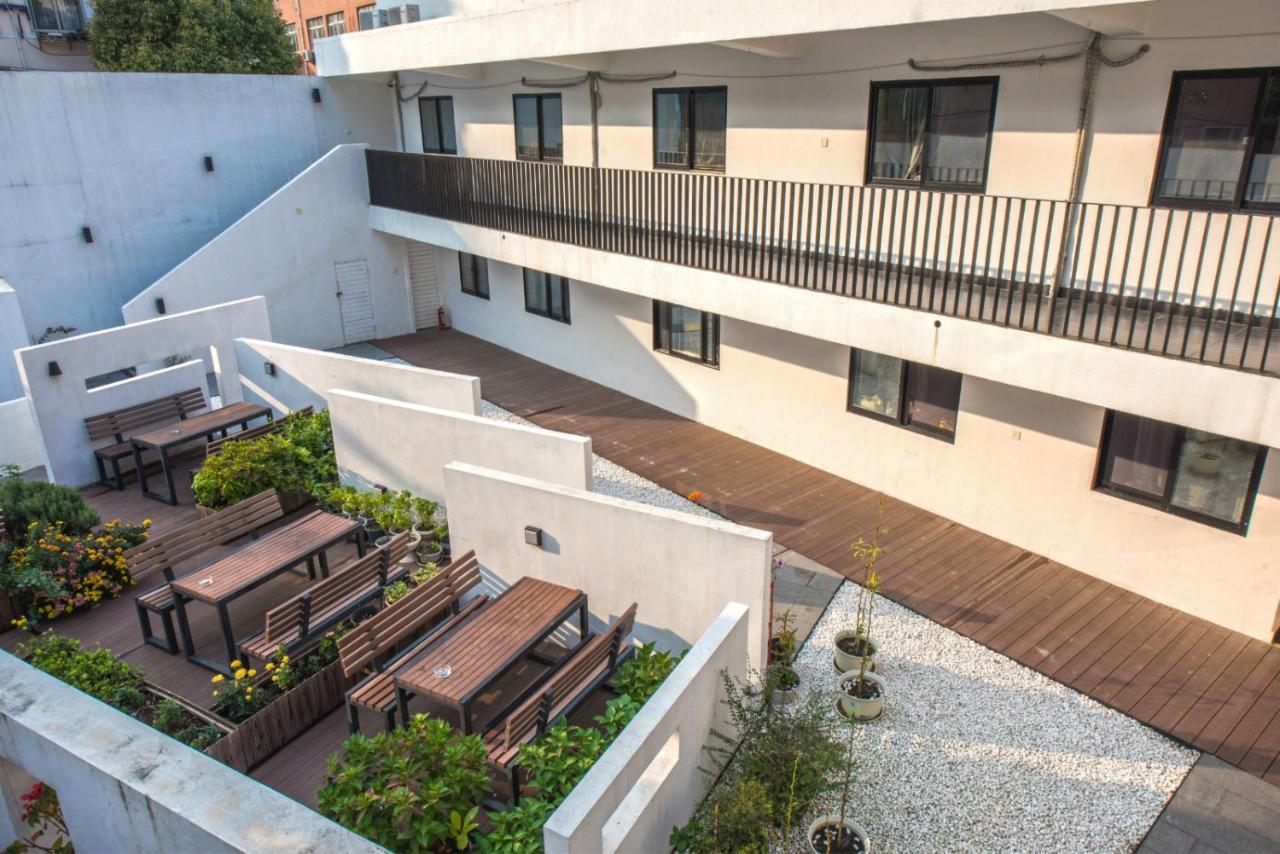 Hidden Garden International Youth -near Oriental Pearl &lujiazui -garden Social Area -bar -cafe -free Laundry Luggage Storage -24h Front Desk -english Service Hostel Shanghai