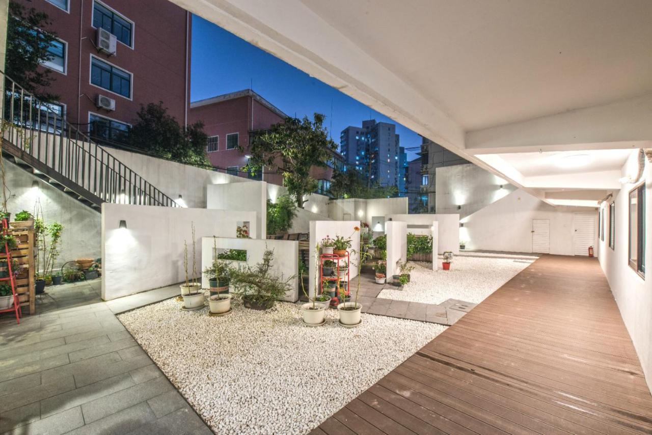 Hostel Hidden Garden International Youth -near Oriental Pearl &lujiazui -garden Social Area -bar -cafe -free Laundry Luggage Storage -24h Front Desk -english Service Shanghai
