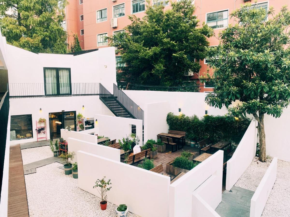 Hidden Garden International Youth -near Oriental Pearl &lujiazui -garden Social Area -bar -cafe -free Laundry Luggage Storage -24h Front Desk -english Service Shanghai