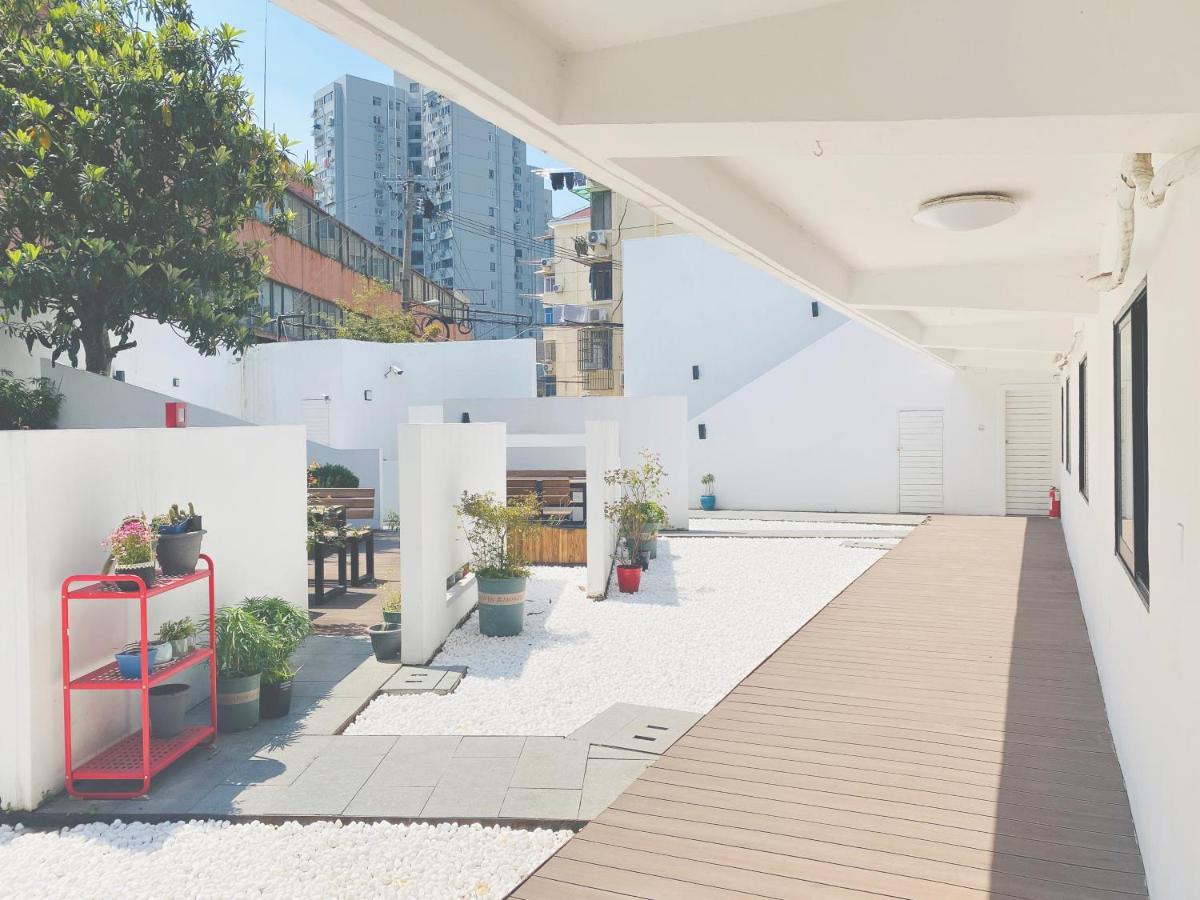 Hidden Garden International Youth -near Oriental Pearl &lujiazui -garden Social Area -bar -cafe -free Laundry Luggage Storage -24h Front Desk -english Service Ostello Shanghai