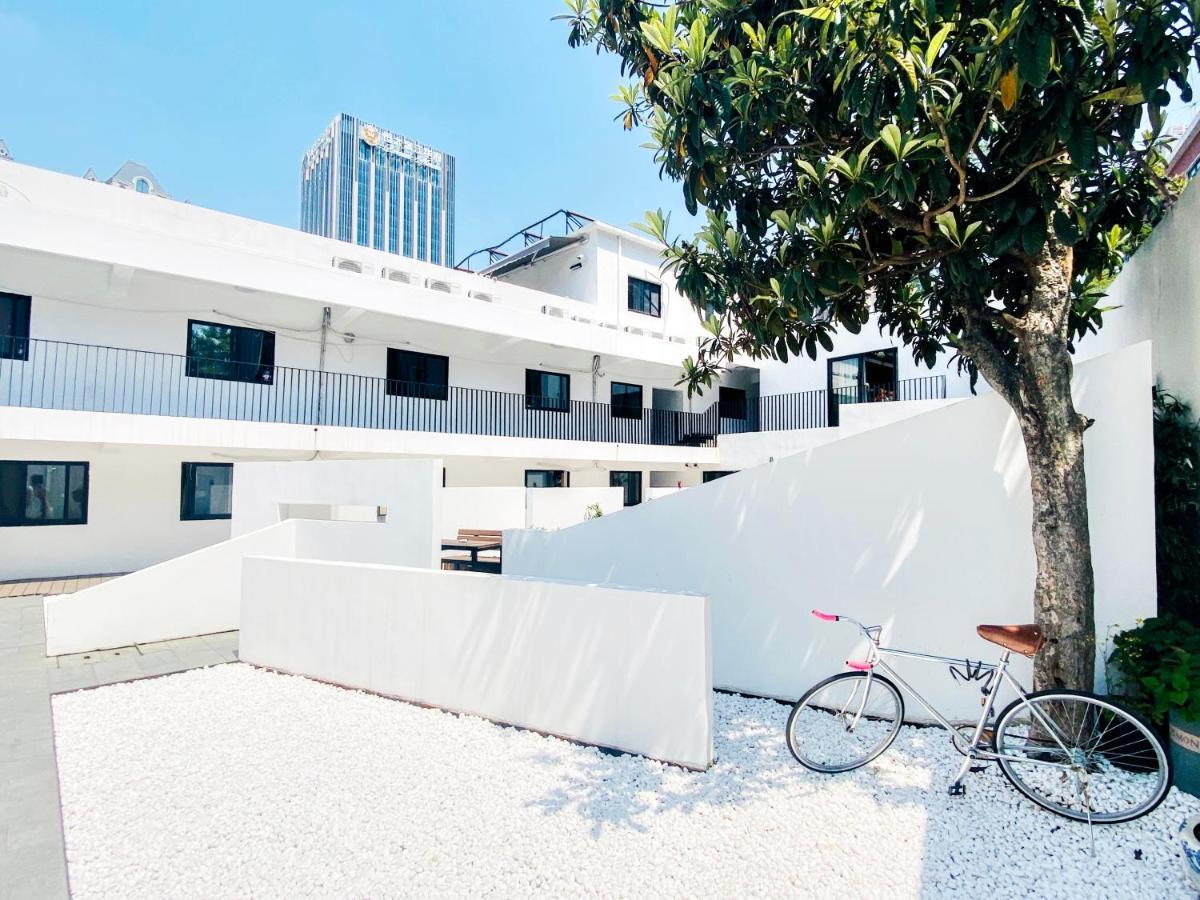 Hidden Garden International Youth -near Oriental Pearl &lujiazui -garden Social Area -bar -cafe -free Laundry Luggage Storage -24h Front Desk -english Service * Shanghai