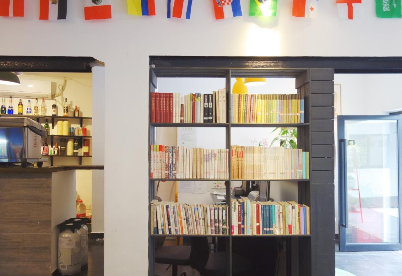 Hidden Garden International Youth -near Oriental Pearl &lujiazui -garden Social Area -bar -cafe -free Laundry Luggage Storage -24h Front Desk -english Service