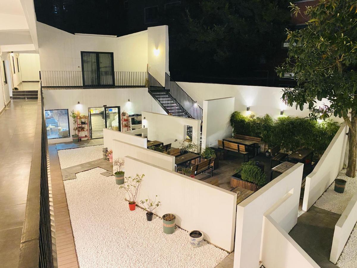 Ostello Hidden Garden International Youth -near Oriental Pearl &lujiazui -garden Social Area -bar -cafe -free Laundry Luggage Storage -24h Front Desk -english Service *