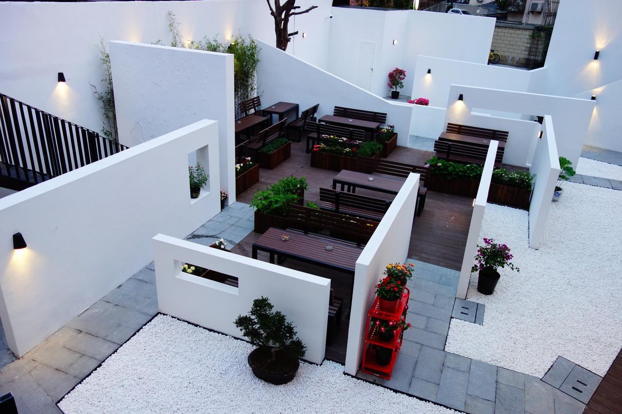 Hidden Garden International Youth -near Oriental Pearl &lujiazui -garden Social Area -bar -cafe -free Laundry Luggage Storage -24h Front Desk -english Service Ostello *
