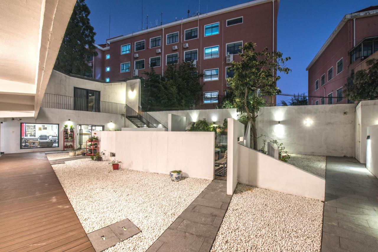Hidden Garden International Youth -near Oriental Pearl &lujiazui -garden Social Area -bar -cafe -free Laundry Luggage Storage -24h Front Desk -english Service Ostello Shanghai