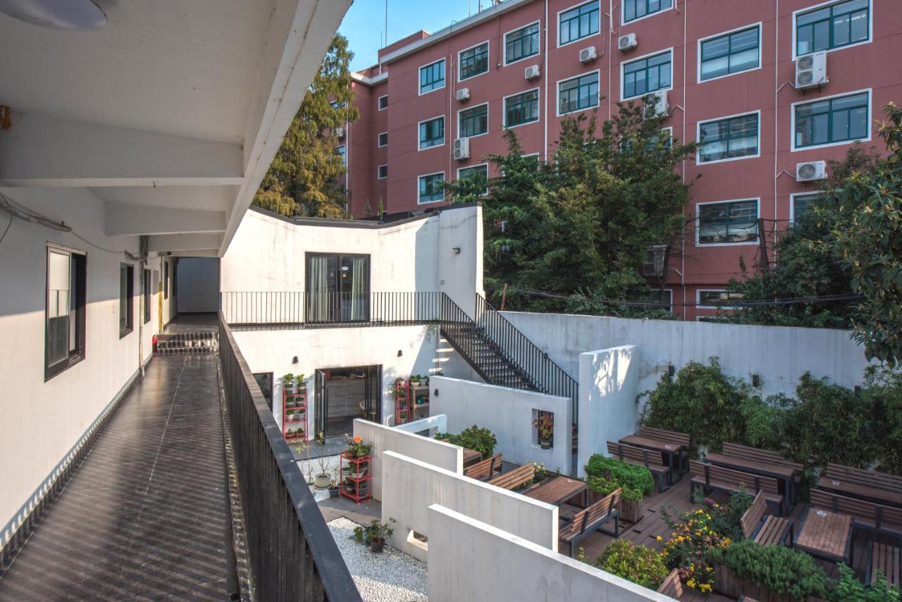 Hidden Garden International Youth -near Oriental Pearl &lujiazui -garden Social Area -bar -cafe -free Laundry Luggage Storage -24h Front Desk -english Service * Shanghai