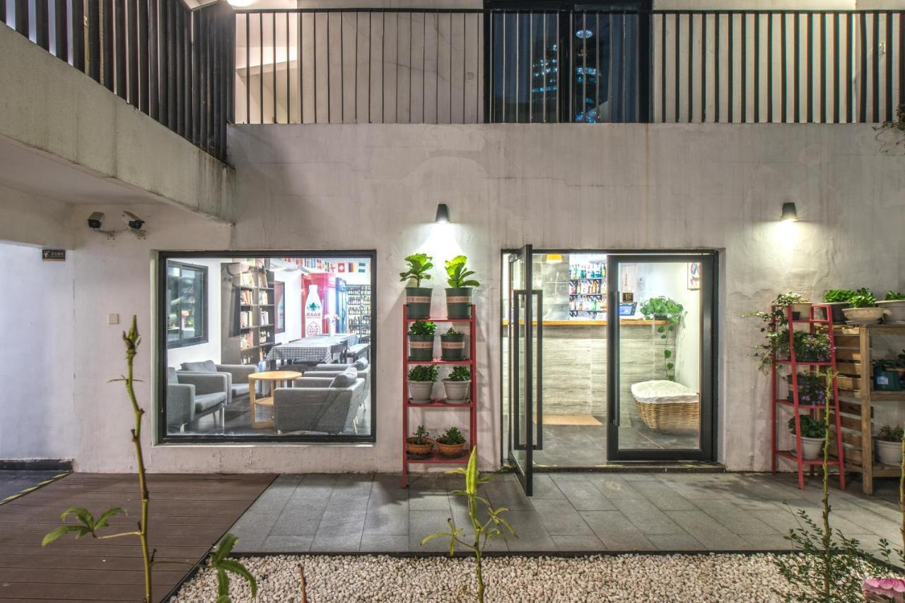 Hidden Garden International Youth -near Oriental Pearl &lujiazui -garden Social Area -bar -cafe -free Laundry Luggage Storage -24h Front Desk -english Service * Shanghai