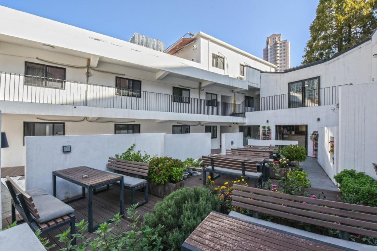 Hidden Garden International Youth -near Oriental Pearl &lujiazui -garden Social Area -bar -cafe -free Laundry Luggage Storage -24h Front Desk -english Service Shanghai
