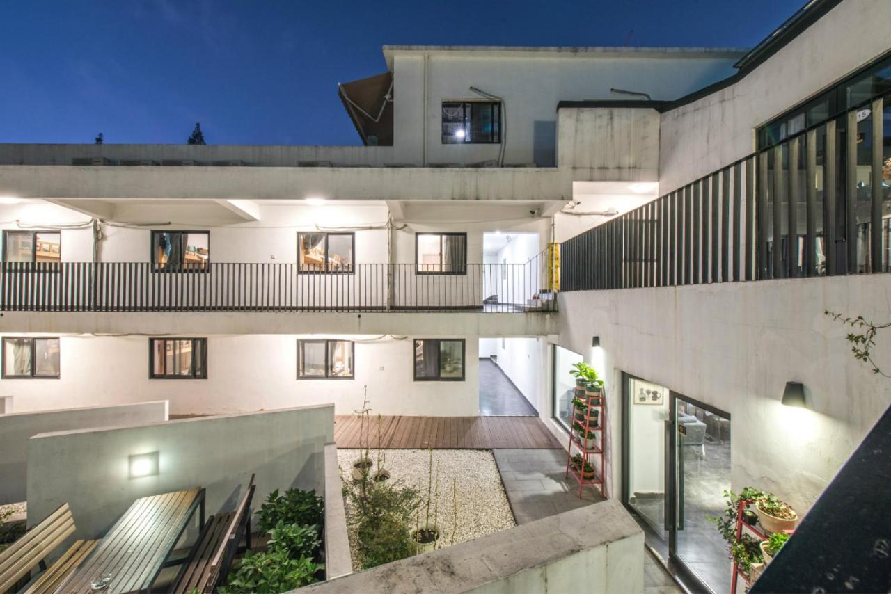Hidden Garden International Youth -near Oriental Pearl &lujiazui -garden Social Area -bar -cafe -free Laundry Luggage Storage -24h Front Desk -english Service Hostel *