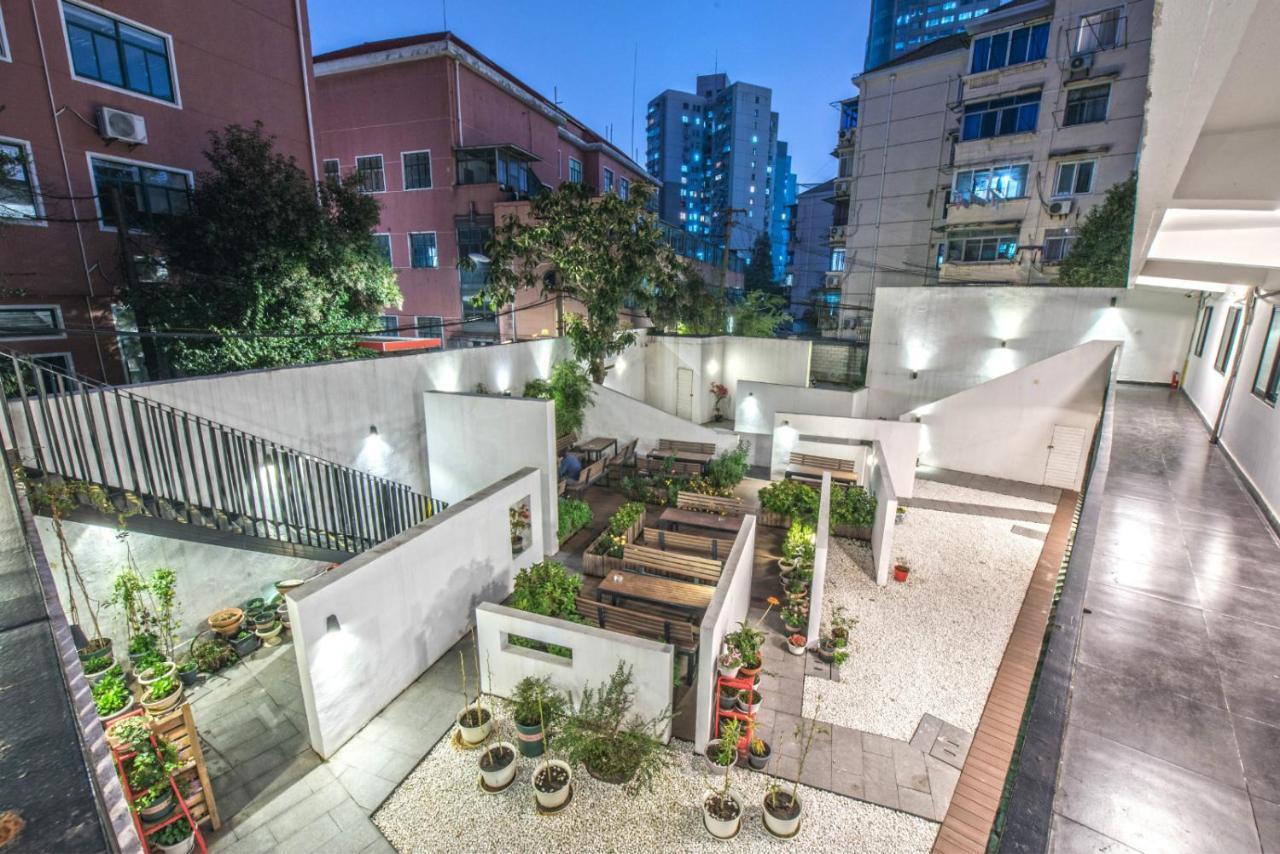 Ostello Hidden Garden International Youth -near Oriental Pearl &lujiazui -garden Social Area -bar -cafe -free Laundry Luggage Storage -24h Front Desk -english Service Shanghai