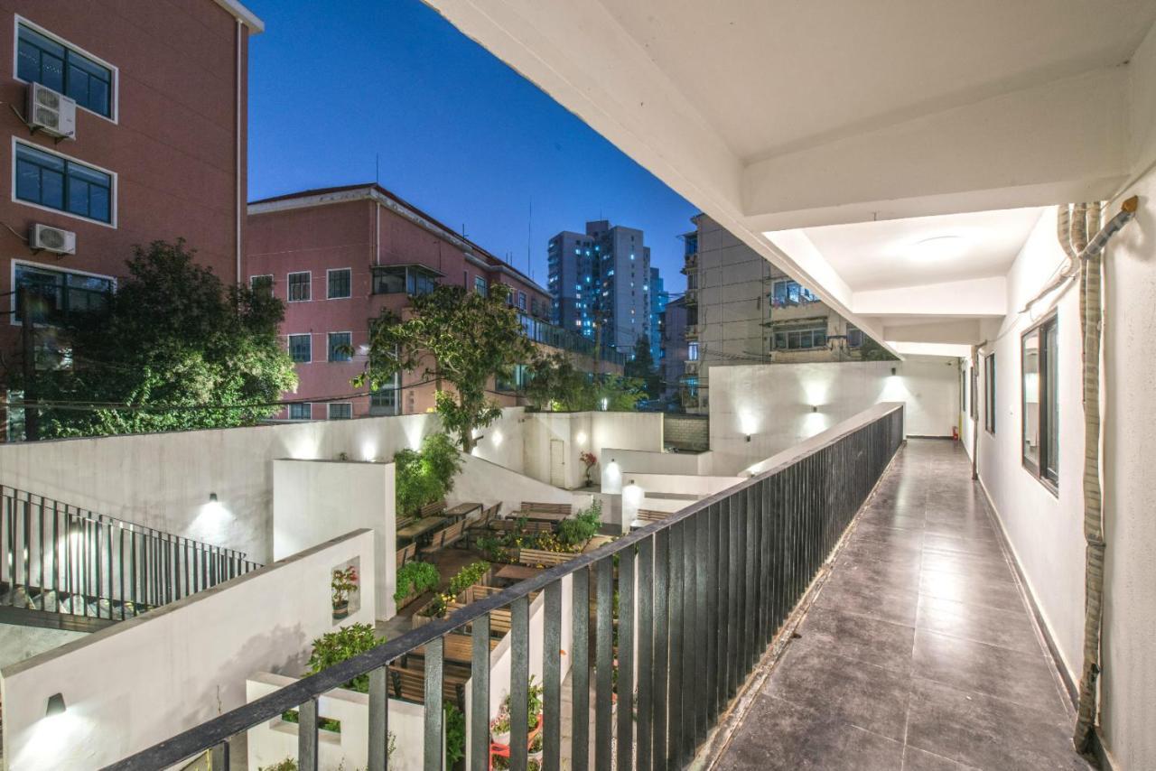 Ostello Hidden Garden International Youth -near Oriental Pearl &lujiazui -garden Social Area -bar -cafe -free Laundry Luggage Storage -24h Front Desk -english Service