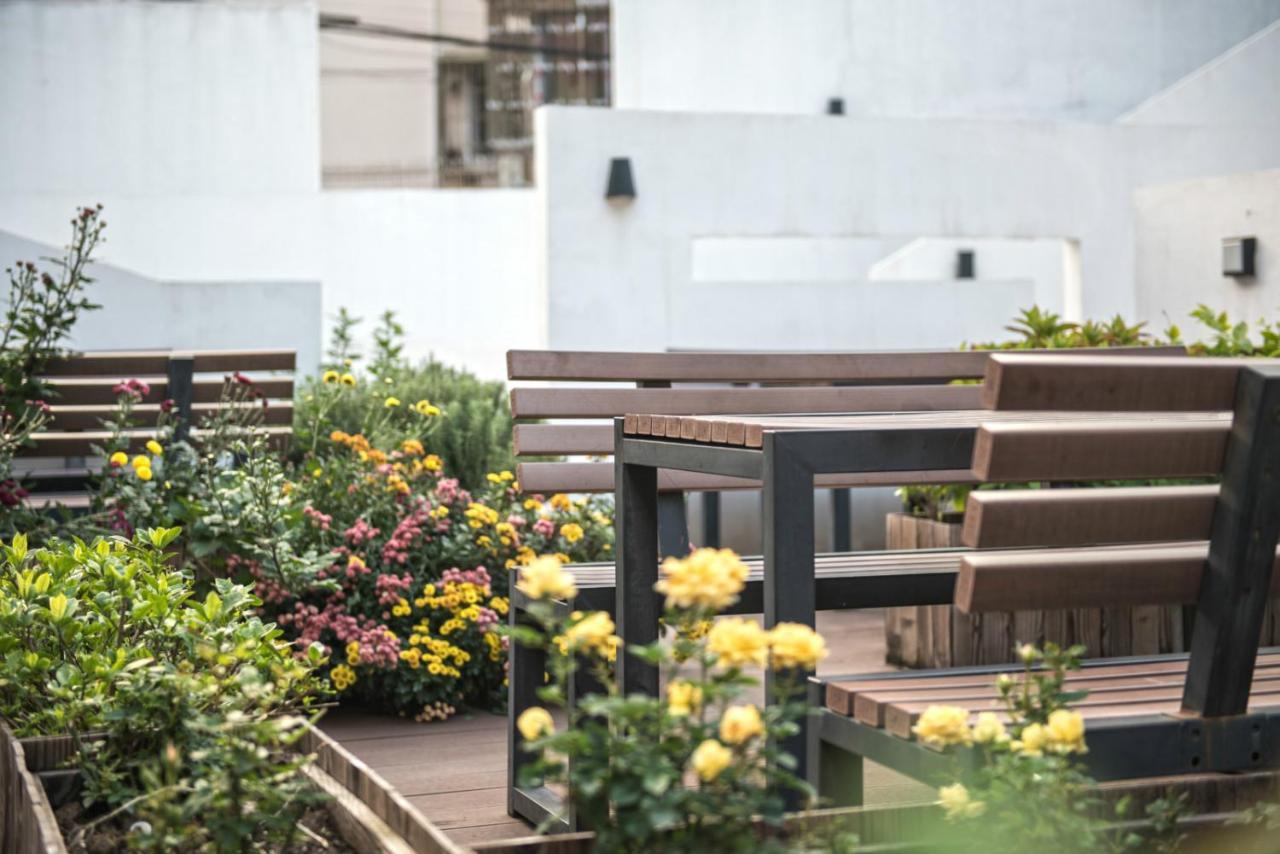 Hidden Garden International Youth -near Oriental Pearl &lujiazui -garden Social Area -bar -cafe -free Laundry Luggage Storage -24h Front Desk -english Service Ostello