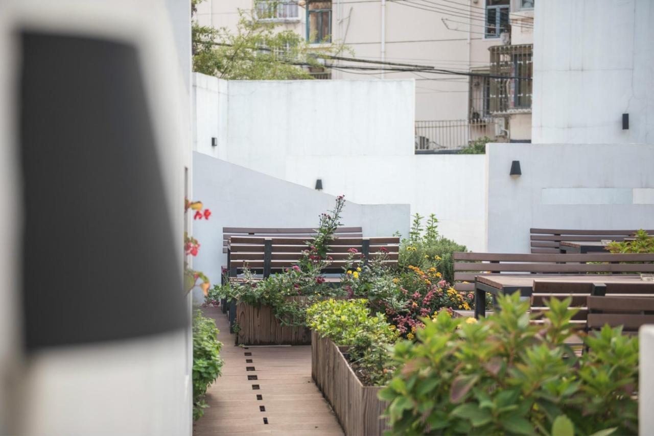 Hidden Garden International Youth -near Oriental Pearl &lujiazui -garden Social Area -bar -cafe -free Laundry Luggage Storage -24h Front Desk -english Service *
