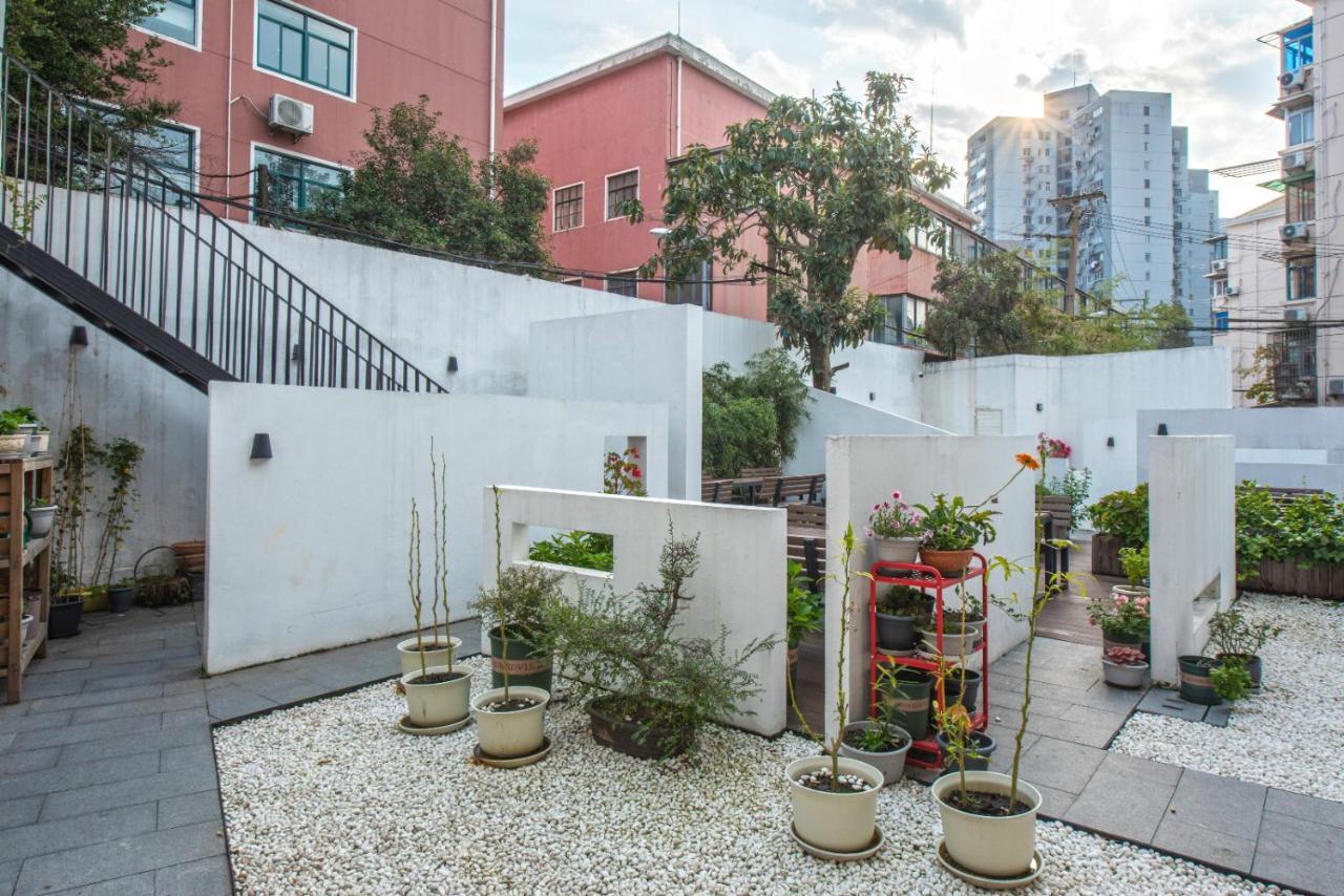 Hidden Garden International Youth -near Oriental Pearl &lujiazui -garden Social Area -bar -cafe -free Laundry Luggage Storage -24h Front Desk -english Service *
