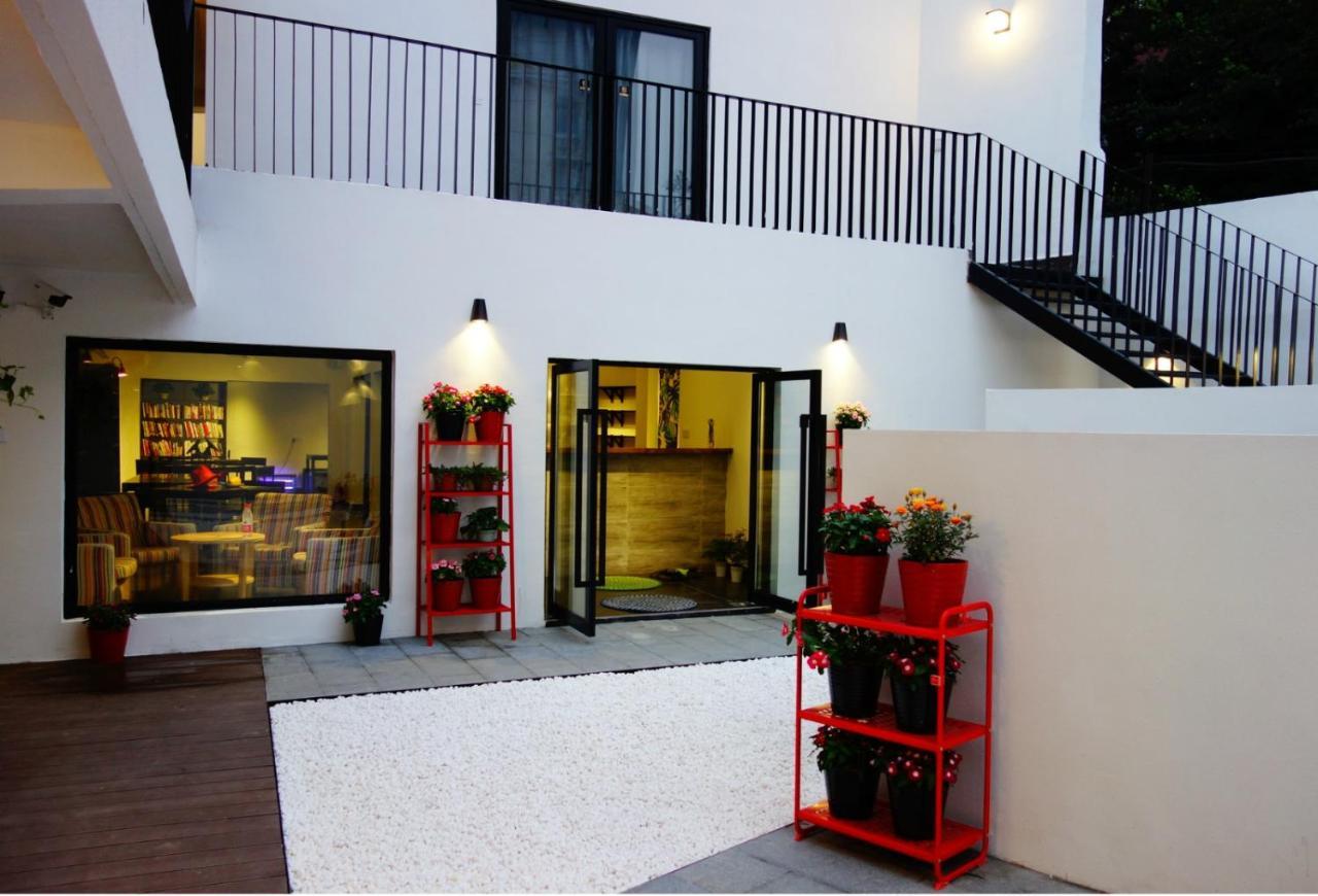 Hidden Garden International Youth -near Oriental Pearl &lujiazui -garden Social Area -bar -cafe -free Laundry Luggage Storage -24h Front Desk -english Service * Shanghai