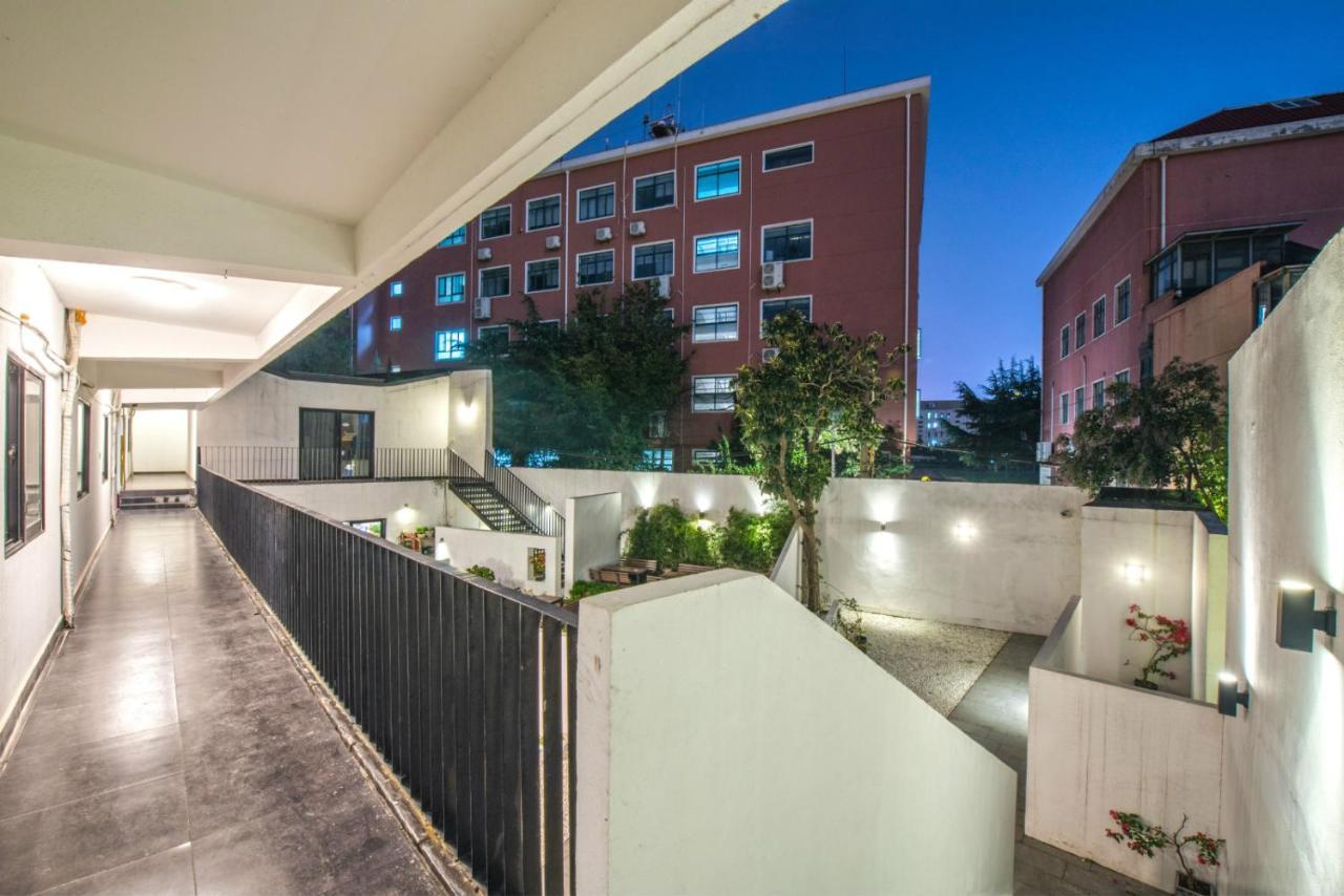 Hostel Hidden Garden International Youth -near Oriental Pearl &lujiazui -garden Social Area -bar -cafe -free Laundry Luggage Storage -24h Front Desk -english Service *