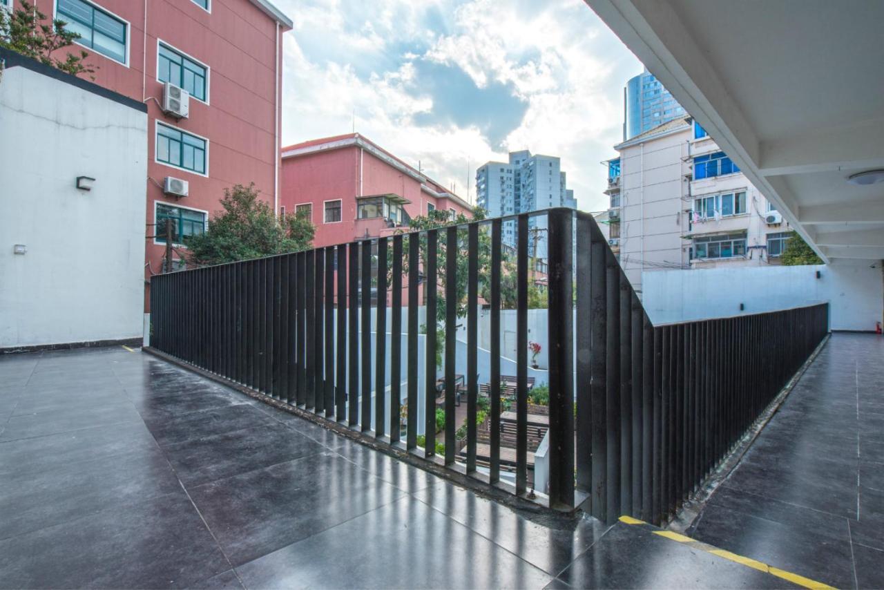 Hidden Garden International Youth -near Oriental Pearl &lujiazui -garden Social Area -bar -cafe -free Laundry Luggage Storage -24h Front Desk -english Service Ostello *