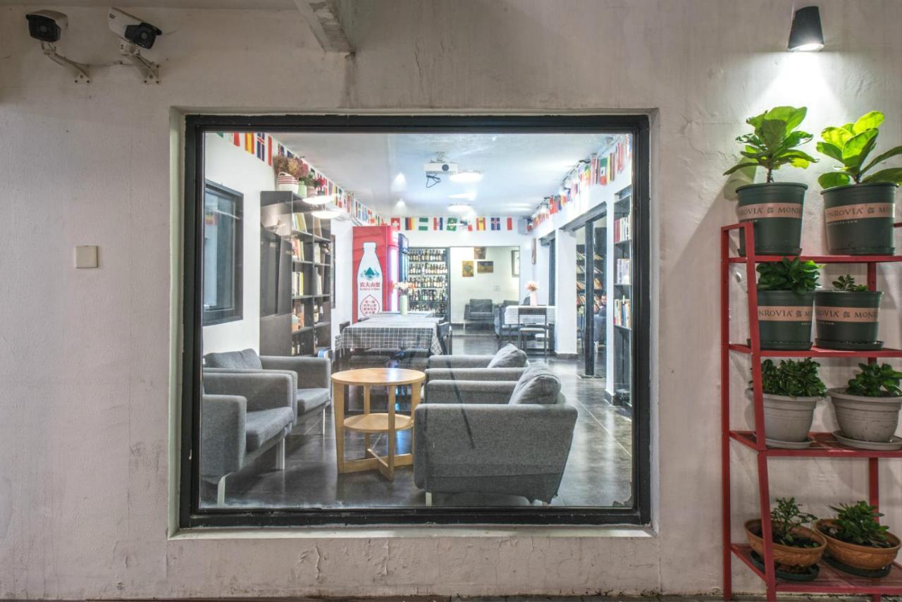 Hidden Garden International Youth -near Oriental Pearl &lujiazui -garden Social Area -bar -cafe -free Laundry Luggage Storage -24h Front Desk -english Service * Shanghai