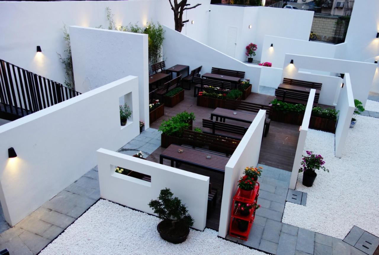 Ostello Hidden Garden International Youth -near Oriental Pearl &lujiazui -garden Social Area -bar -cafe -free Laundry Luggage Storage -24h Front Desk -english Service Shanghai