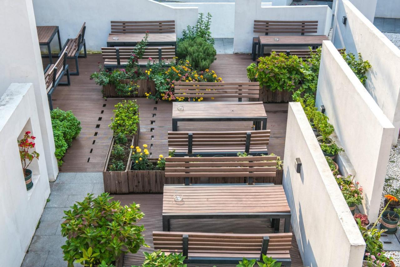Hidden Garden International Youth -near Oriental Pearl &lujiazui -garden Social Area -bar -cafe -free Laundry Luggage Storage -24h Front Desk -english Service Hostel