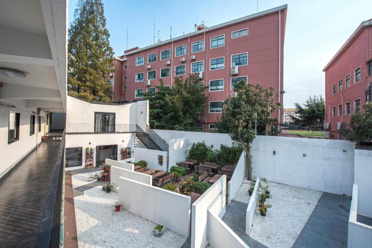 Hidden Garden International Youth -near Oriental Pearl &lujiazui -garden Social Area -bar -cafe -free Laundry Luggage Storage -24h Front Desk -english Service * Shanghai