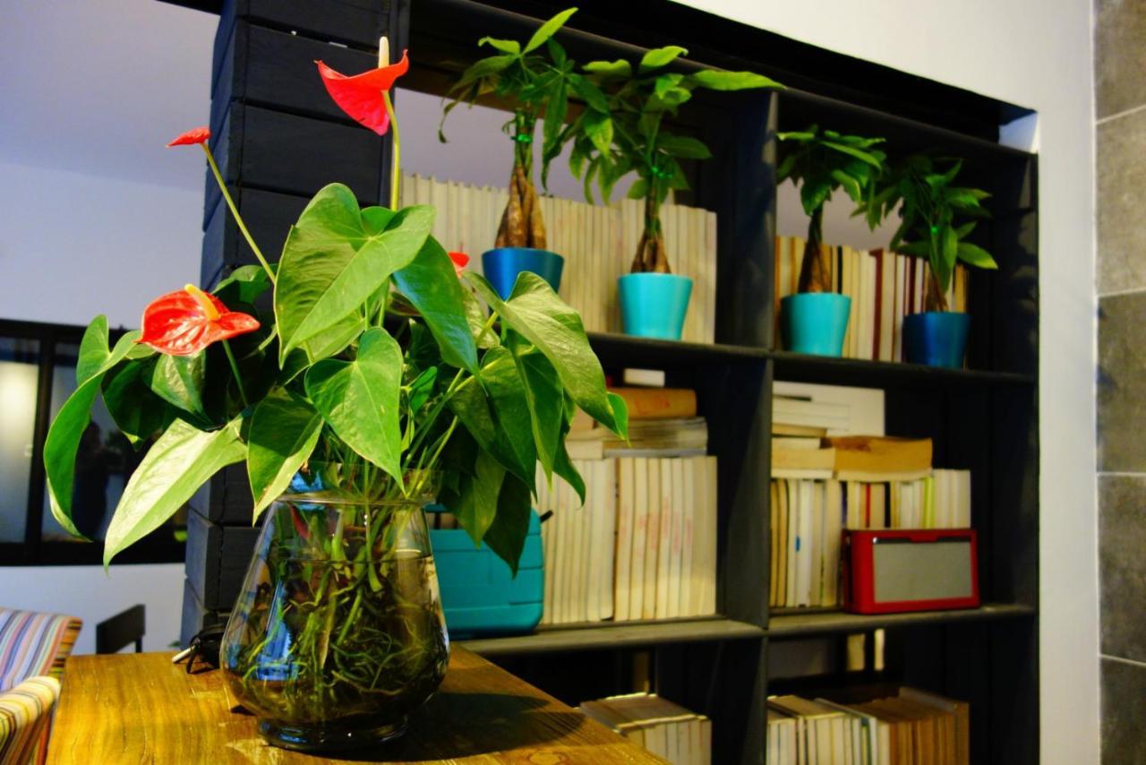 Hidden Garden International Youth -near Oriental Pearl &lujiazui -garden Social Area -bar -cafe -free Laundry Luggage Storage -24h Front Desk -english Service *