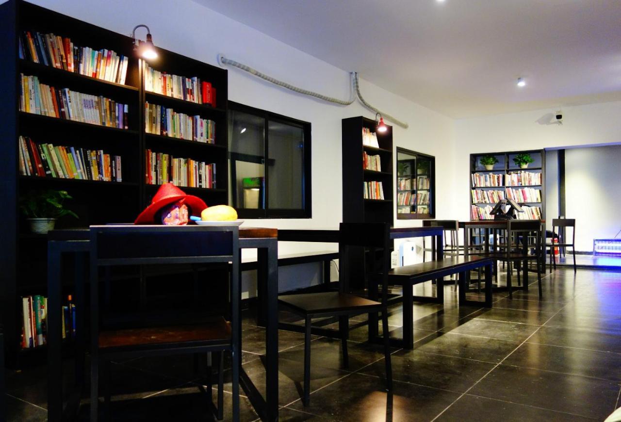 Hidden Garden International Youth -near Oriental Pearl &lujiazui -garden Social Area -bar -cafe -free Laundry Luggage Storage -24h Front Desk -english Service * Shanghai
