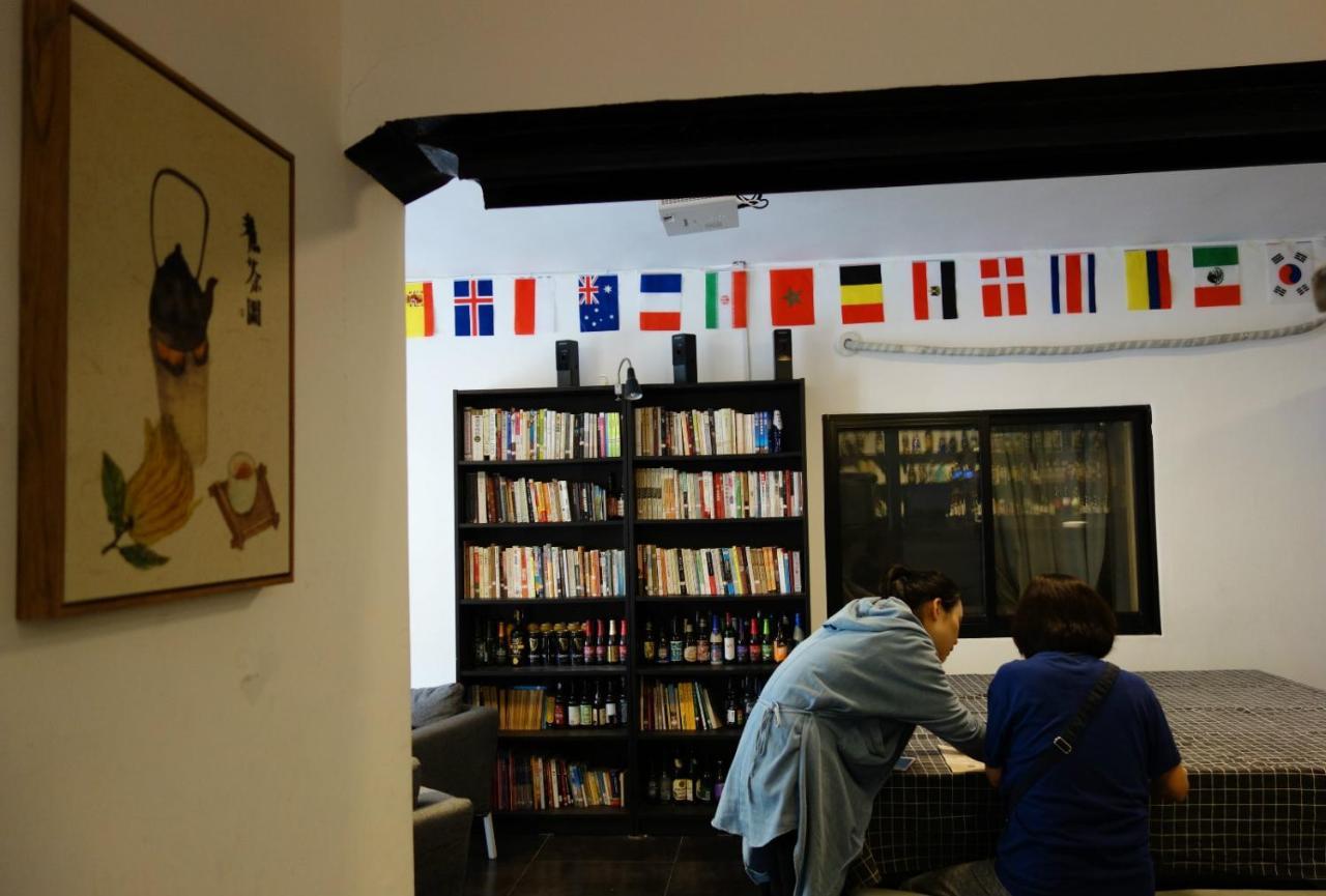 Hidden Garden International Youth -near Oriental Pearl &lujiazui -garden Social Area -bar -cafe -free Laundry Luggage Storage -24h Front Desk -english Service *